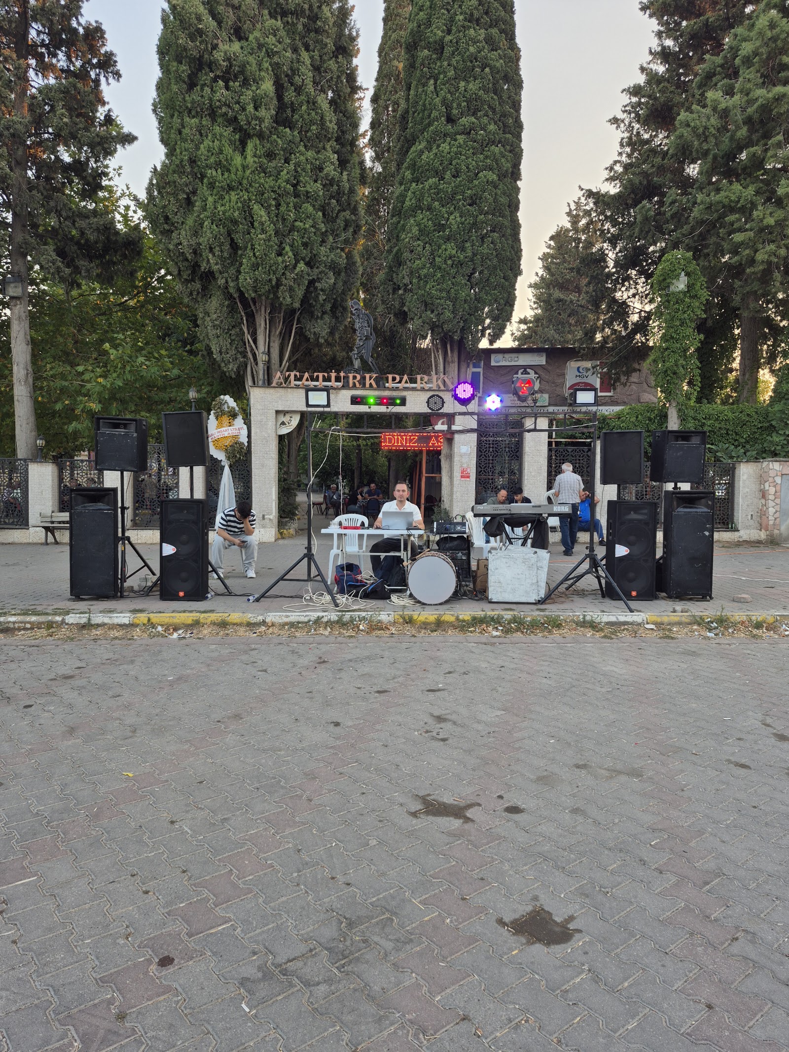 Balıkesir Umut Müzik Org -Düğün-Led Işık-Organizasyon (nişan - Kına - Köy & Mahalle Düğünü - Asker Eğlencesi - Şalvar Gecesi) kır düğünü mekanı — Altıeylül