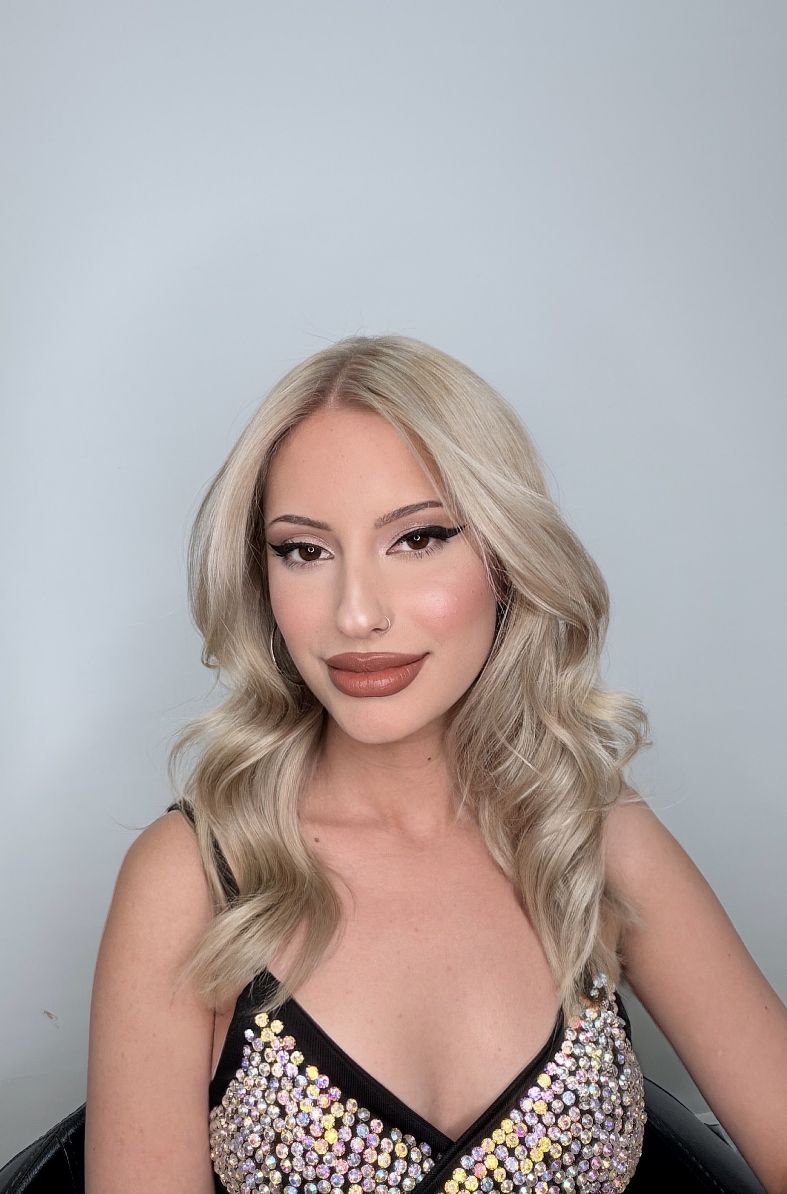 Kuaför Gümüşlü Saçlar | Boya & Ombre | Saç Kesimi | Keratin Bakım | Güzellik Salonu kır düğünü mekanı — Karesi