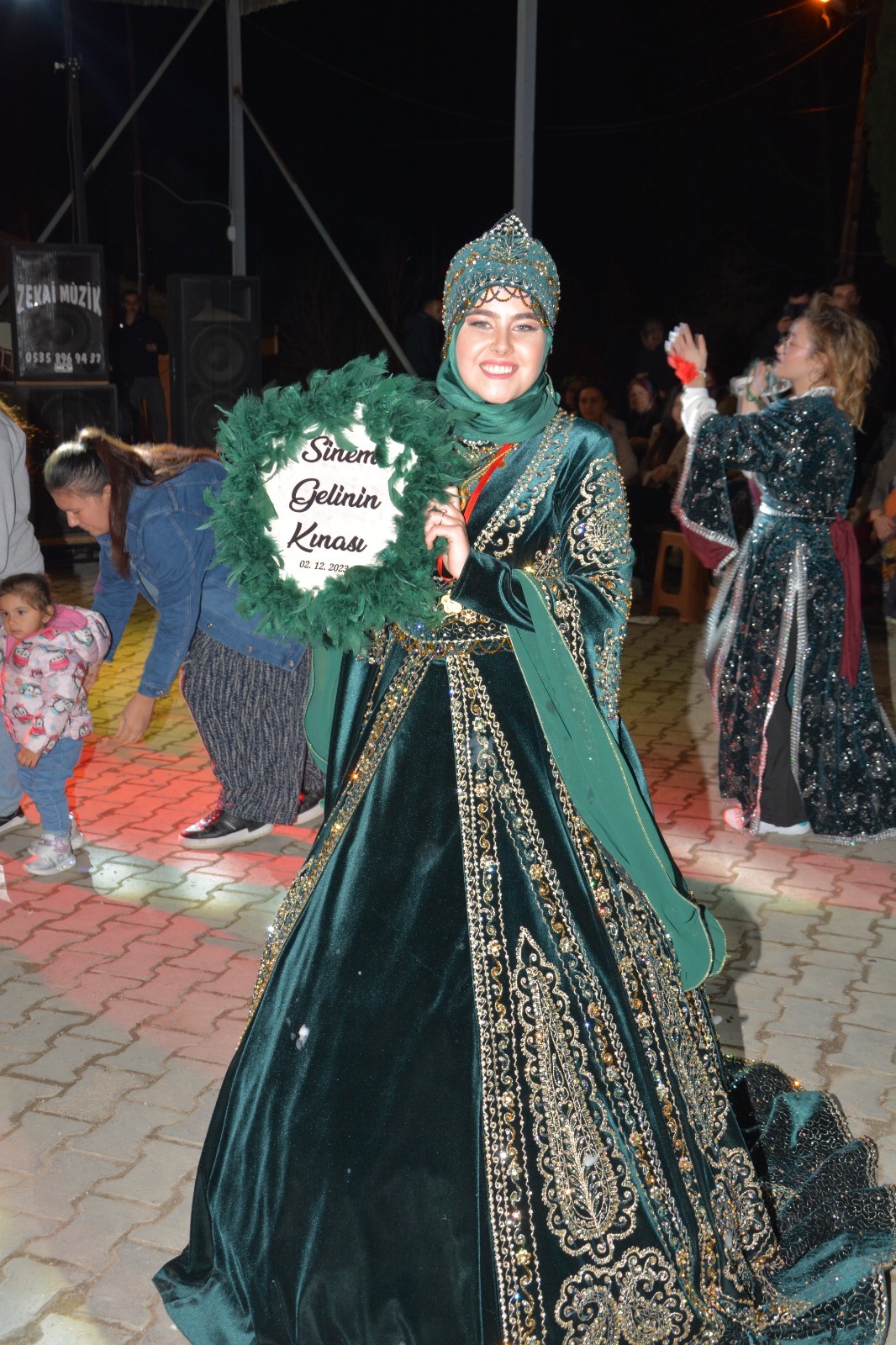Parlayan Yıldız Moda Gönen | Gelinlik | Damatlık | Kaftan | Nişanlık